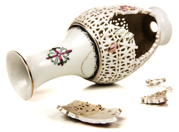 Eine zerbrochene Porzellanvase mit mehreren Scherben.